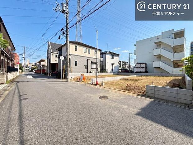 前面道路広々!陽当り良好な立地です。車庫入れが苦手な方も安心ですね。