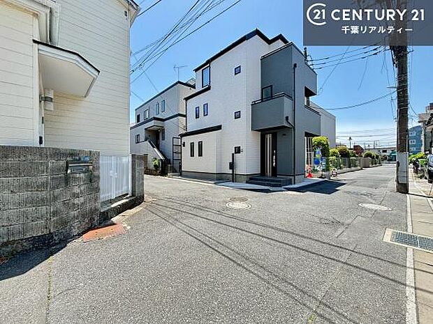 開放感ある角地!陽当り良好な立地です。車庫入れが苦手な方も安心ですね。