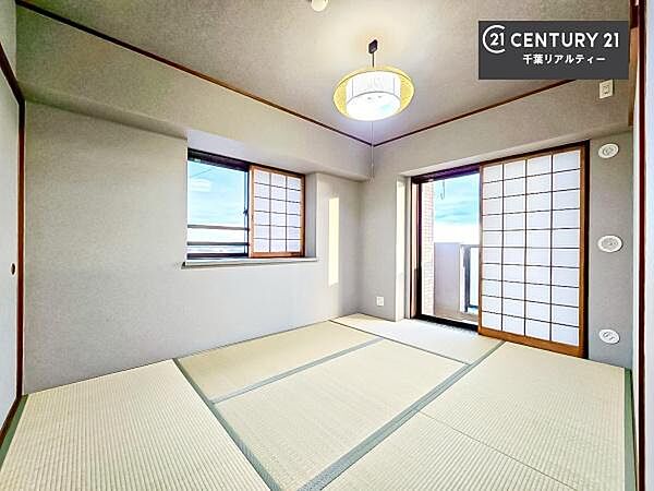 畳の香りが心地よく、客間やお子さまの遊び場、昼寝スペースなど多目的にお使いいただけます。リビングに隣接しているため、引き戸を開ければ広々とした一体感のある空間に、閉めれば個室としても利用可能。