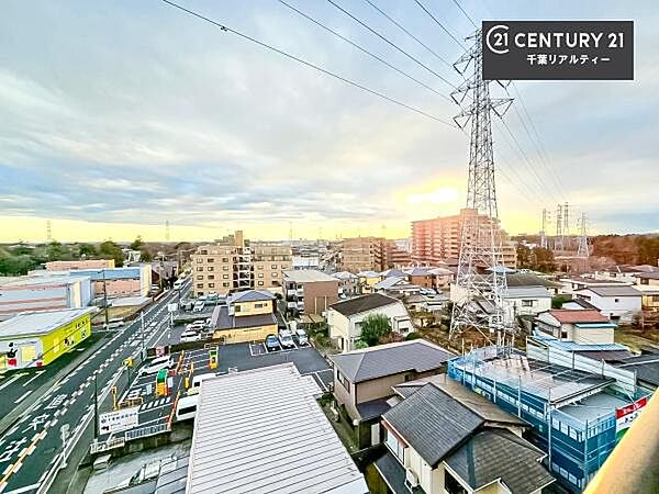 晴れた日には青い空を見渡せる開放的な時間を楽しめます。気持ちの良い風が通り抜ける街並みです！