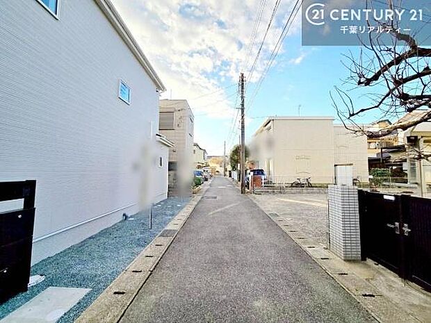 只今建築中につき、現地ではしっかりとした構造をご確認いただけます。完成イメージは図面や資料とともにご案内いたしますので、お気軽にお問い合わせください。