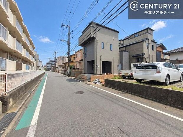 前面道路6m!陽当り良好な立地です。車庫入れが苦手な方も安心ですね!