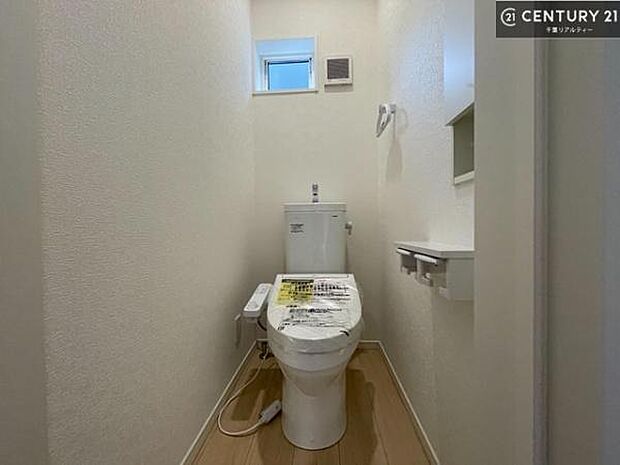 1・2階にトイレがございます!朝の忙しい時間帯も待たずにすみそうですね。白を基調とした清潔感のあるトイレでお手入れがしやすいです!