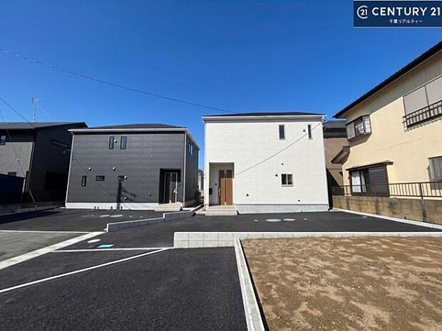 落ち着いた街並みが広がる閑静な住宅街に位置し、穏やかで心安らぐ暮らしを叶える住環境です。