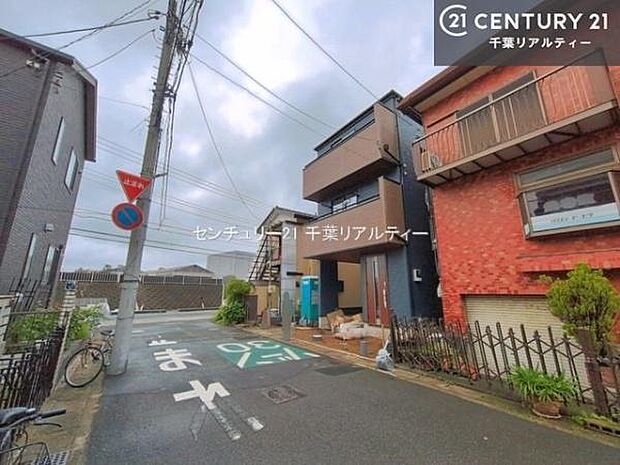前面道路は6ｍ！陽当り良好な立地です。車庫入れが苦手な方も安心ですね。