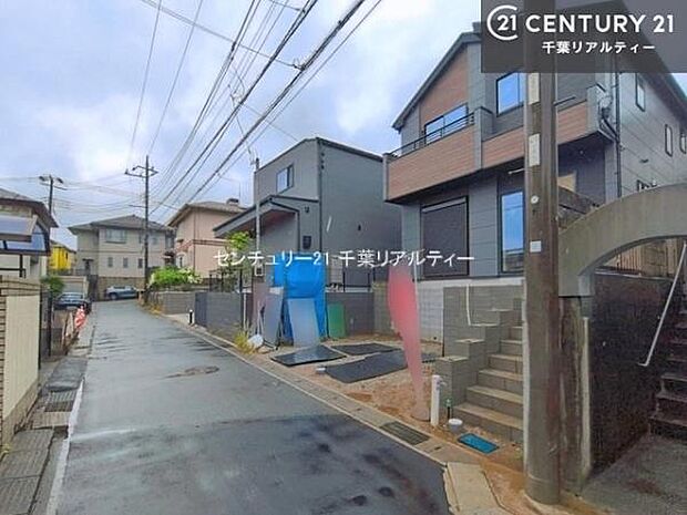 前面道路は4ｍ！陽当り良好な立地です。車庫入れが苦手な方も安心ですね。