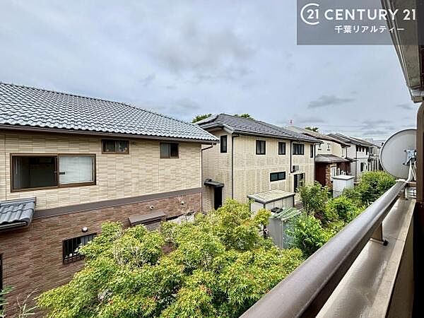 落ち着きある住宅街です！周囲には高い建物がなく、空が広く開放感があり、陽当たりを大きく遮られることもありません！気持ちの良い風が通り抜ける街並みです！