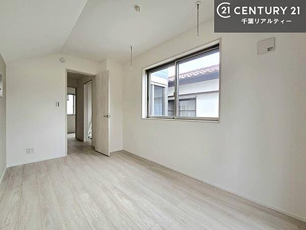 洋室は子供部屋や寝室、色々と用途多彩に利用できますね。収納力もたっぷりなので、広々気持ちよく過ごすことができます。