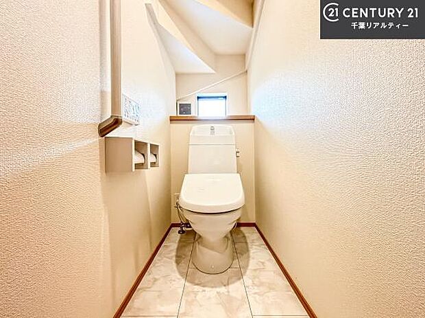1・2階にトイレがございます！朝の忙しい時間帯も待たずにすみそうですね。白を基調とした清潔感のあるトイレでお手入れがしやすいです！