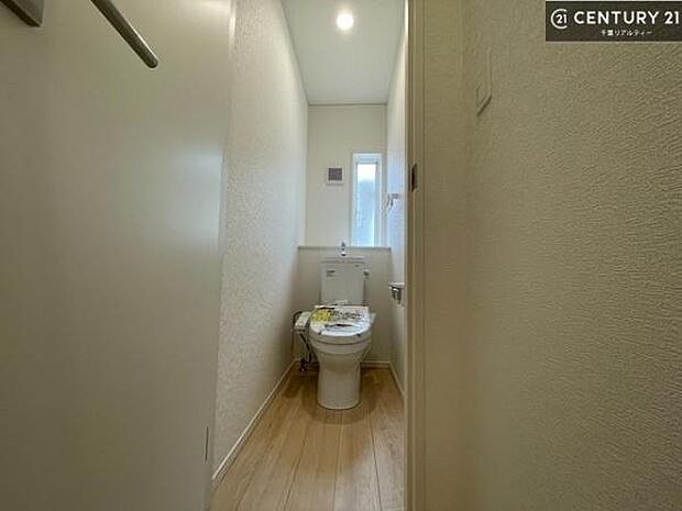 1・2階にトイレがございます!朝の忙しい時間帯も待たずにすみそうですね。白を基調とした清潔感のあるトイレでお手入れがしやすいです!