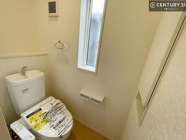 1・2階にトイレがございます!朝の忙しい時間帯も待たずにすみそうですね。白を基調とした清潔感のあるトイレでお手入れがしやすいです!