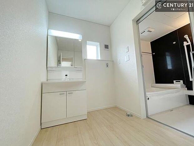 小窓付きの明るい洗面室です!湿気もすぐに入れ替えができて清潔に保つことができます!自然光が差し込むのでお化粧の仕上がりも良くなりますね!