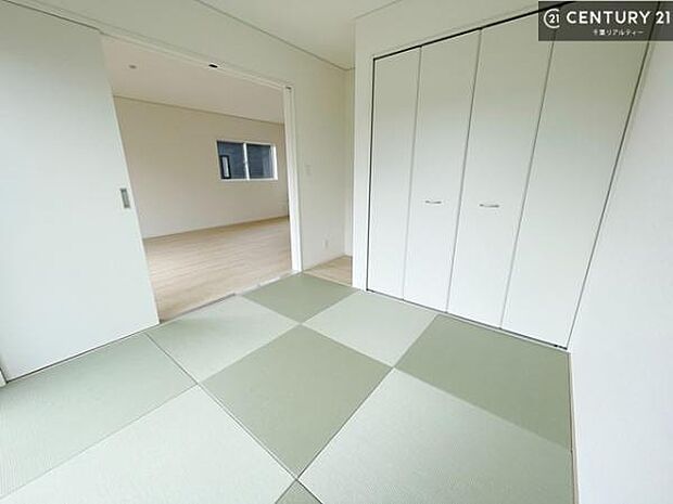 タタミの香りが安らぎを与える、リラックス空間。窓も大きく開放感のある和室となっております。日本人の心感じる「和」の空間。