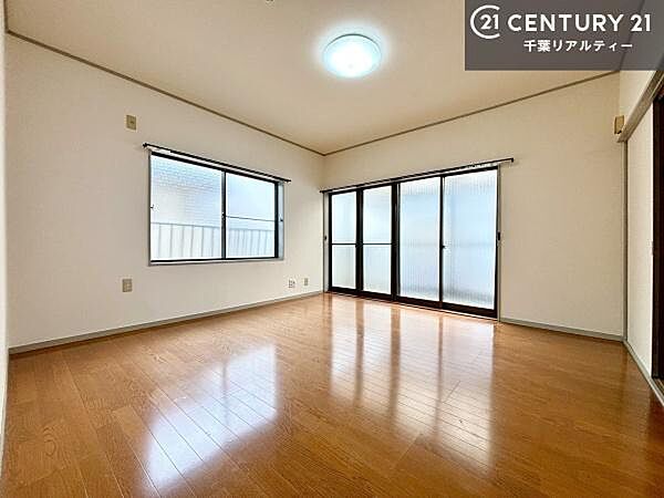 バルコニーに面した洋室は、たっぷりの陽光が差し込む明るい空間。一日の疲れをゆっくりと癒す主寝室としておすすめです。朝は心地よい光に包まれながら気持ちよく目覚められます。