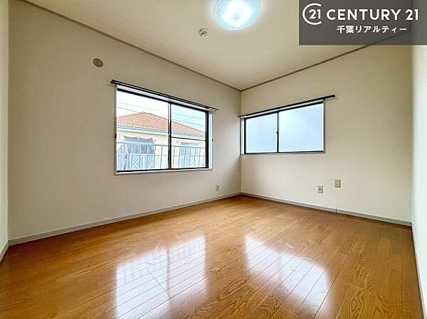 掃き出し窓がないお部屋は、お子様のお部屋としても安心です！収納スペースも充実しているので散らかったお部屋をサッと片付けられます！