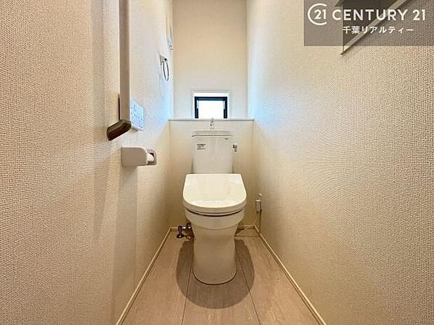 1・2階にトイレがございます!朝の忙しい時間帯も待たずにすみそうですね。白を基調とした清潔感のあるトイレでお手入れがしやすいです!