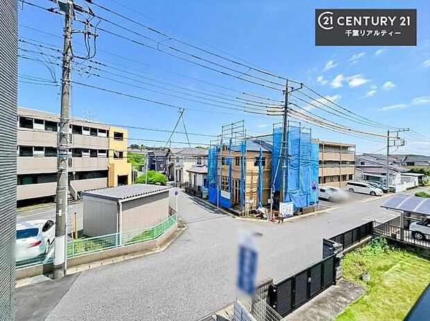 落ち着きある住宅街です！周囲には高い建物がなく、空が広く開放感があり、陽当たりを大きく遮られることもありません！気持ちの良い風が通り抜ける街並みです！