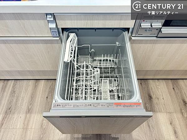 食洗機付きのキッチンです！忙しい時や手荒れ防止として大変活躍する便利な仕様です！ビルトインなのでキッチンの場所を取らず調理スペースを広く使うことが出来ます！