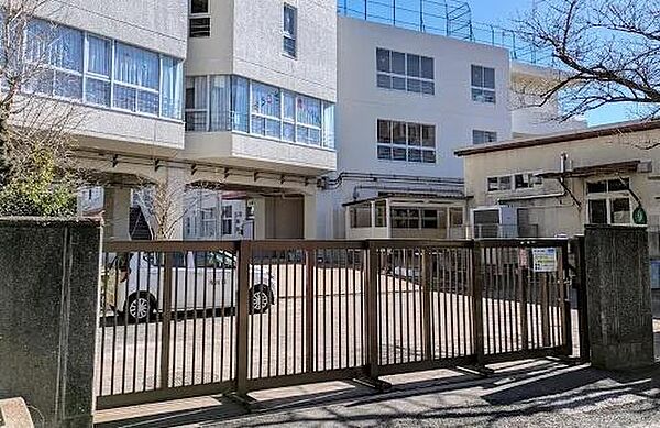 市川市立鬼高小学校まで383m