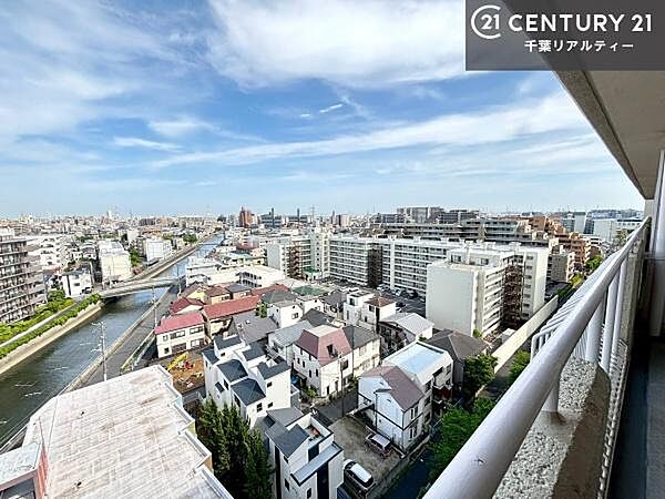 落ち着きある住宅街です！周囲には高い建物がなく、空が広く開放感があり、陽当たりを大きく遮られることもありません！気持ちの良い風が通り抜ける街並みです！