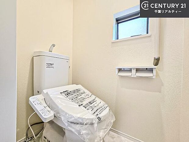 1・2階にトイレがございます！朝の忙しい時間帯も待たずにすみそうですね。白を基調とした清潔感のあるトイレでお手入れがしやすいです！