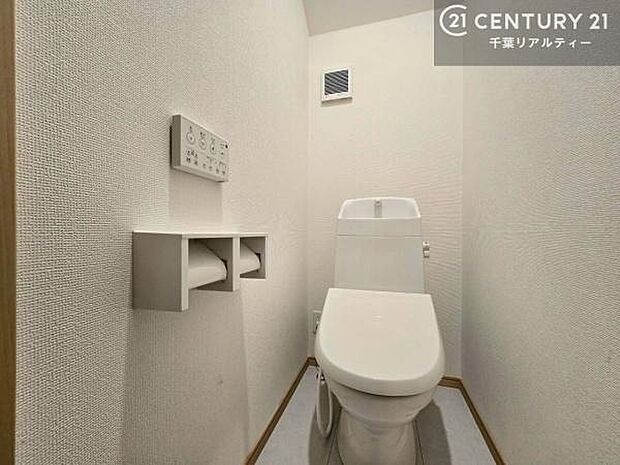 1・2階にトイレがございます！朝の忙しい時間帯も待たずにすみそうですね。白を基調とした清潔感のあるトイレでお手入れがしやすいです！