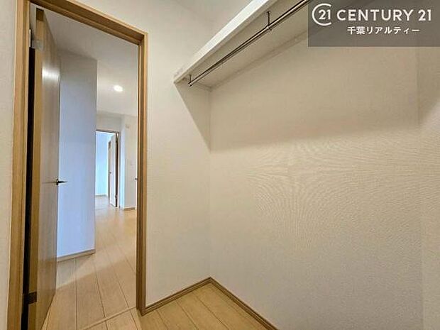 ファミリークロークを備えた住まいは、収納力と快適さを兼ね備えた贅沢な空間設計。衣類やバッグ、季節物までひとまとめにでき、日々の整理整頓がぐっとスマートに！