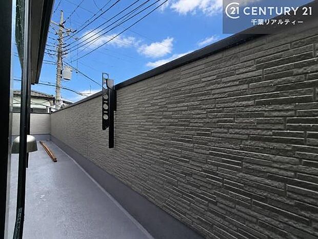 陽当たりの良いバルコニーで、洗濯物も気持ちよく干せる住空間。日中は明るい陽光が差し込み、爽やかな風も感じられる心地よい場所です。