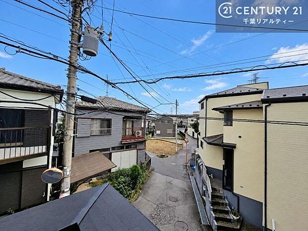 落ち着きある住宅街です！周囲には高い建物がなく、空が広く開放感があり、陽当たりを大きく遮られることもありません！気持ちの良い風が通り抜ける街並みです！