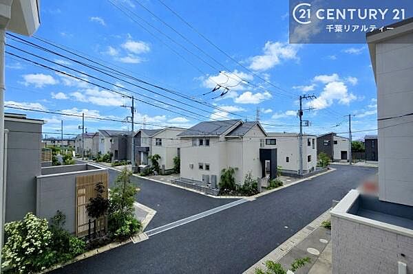 落ち着きある住宅街です！周囲には高い建物がなく、空が広く開放感があり、陽当たりを大きく遮られることもありません！気持ちの良い風が通り抜ける街並みです！