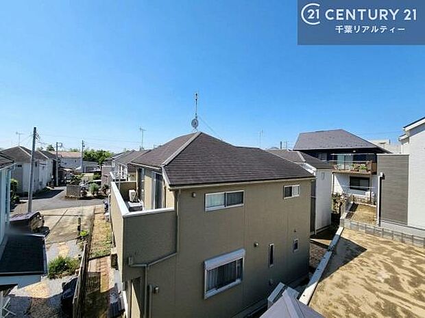 落ち着きある住宅街です!周囲には高い建物がなく、空が広く開放感があり、陽当たりを大きく遮られることもありません!気持ちの良い風が通り抜ける街並みです!