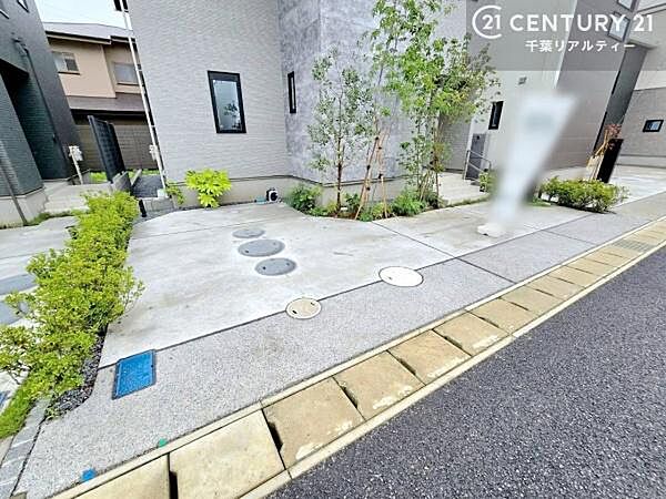 駐車スペースは2台分あります(車種による)！セカンドカーはもちろん、バイクや自転車なども置き場所に困りません。