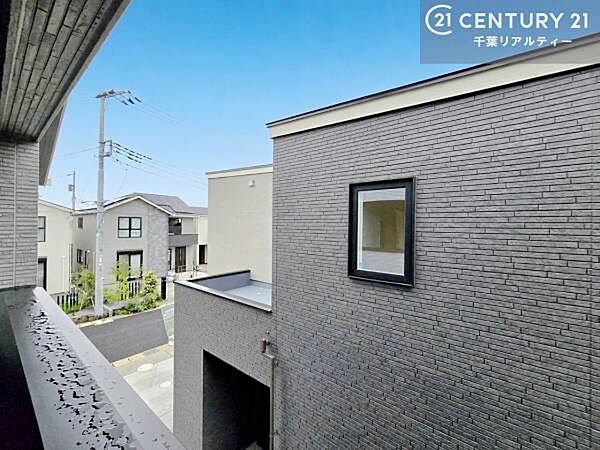 落ち着きある住宅街です！周囲には高い建物がなく、空が広く開放感があり、陽当たりを大きく遮られることもありません！気持ちの良い風が通り抜ける街並みです！