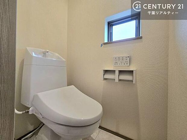 2か所にトイレがございます!朝の忙しい時間帯も待たずにすみそうですね。清潔感のあるトイレでお手入れがしやすいです!