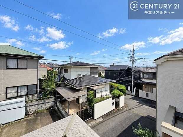 落ち着きある住宅街です!周囲には高い建物がなく、空が広く開放感があり、陽当たりを大きく遮られることもありません!気持ちの良い風が通り抜ける街並みです!