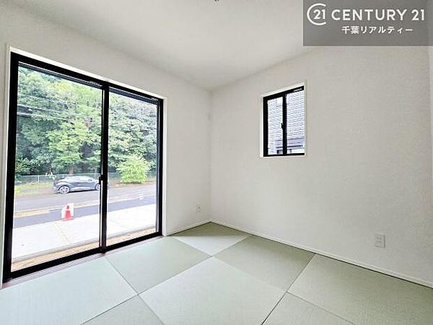 リビングに隣接した琉球風畳の和室。市松模様が印象的なモダンな空間で、お昼寝やお子様の遊び場、家族のくつろぎスペースなど多目的に活用できます。