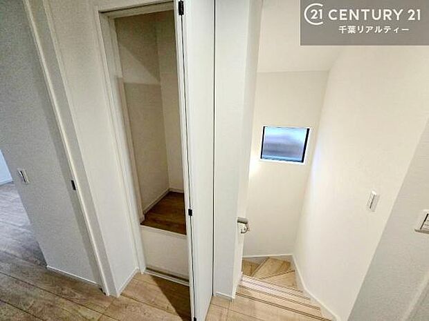 自然光が差し込む窓付きの階段に、手すりも設置。明るさと使いやすさを兼ね備えた、毎日の上り下りにも配慮された階段スペースです。