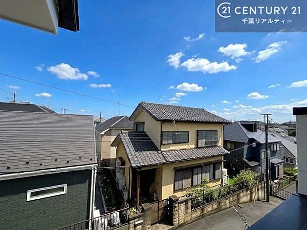 落ち着いた住宅街の景色を望みながら、視界もしっかり確保された眺望。街並みを身近に感じつつ、ゆったりとした開放感を楽しめます。