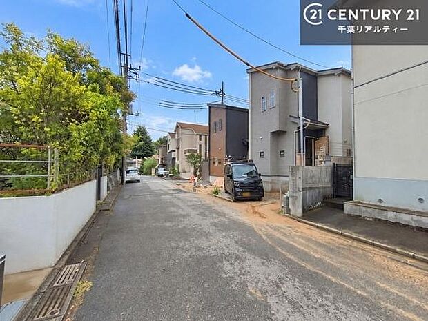 前面道路6m!陽当り良好な立地です。車庫入れが苦手な方も安心ですね。
