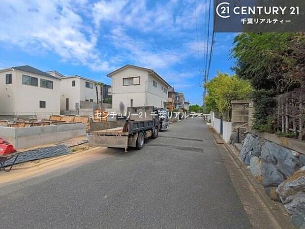 前面道路6m!陽当り良好な立地です。車庫入れが苦手な方も安心ですね。
