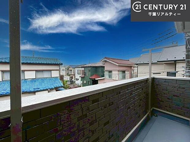 落ち着きある住宅街です!周囲には高い建物がなく、空が広く開放感があり、陽当たりを大きく遮られることもありません!気持ちの良い風が通り抜ける街並みです!