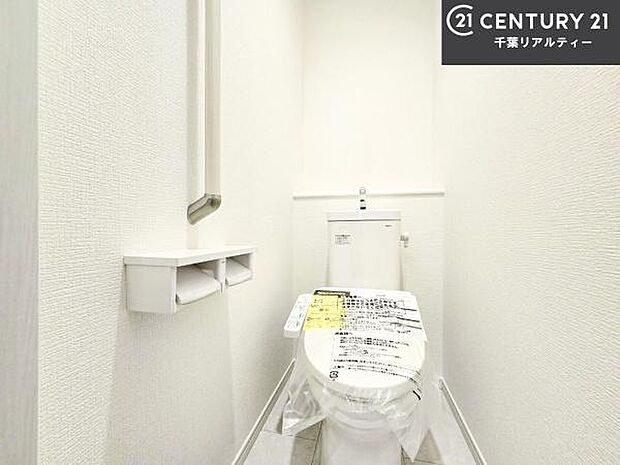 温水洗浄便座につき、冬場は便座が暖かくできるので冷たい便座に座らずに済む嬉しい仕様です!シンプルなカラーを基調としているので、お手入れがしやすいです。