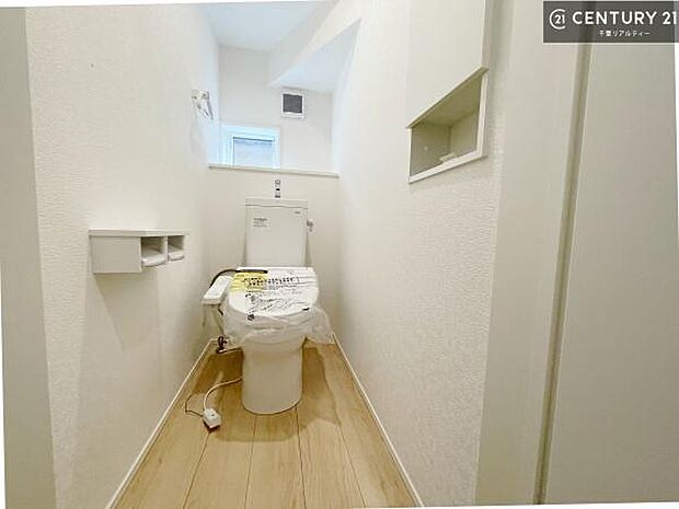 清潔感のある色味のお手洗いです!さわやかでスッキリする空間です!白を基調としているので、お手入れがしやすいトイレです!