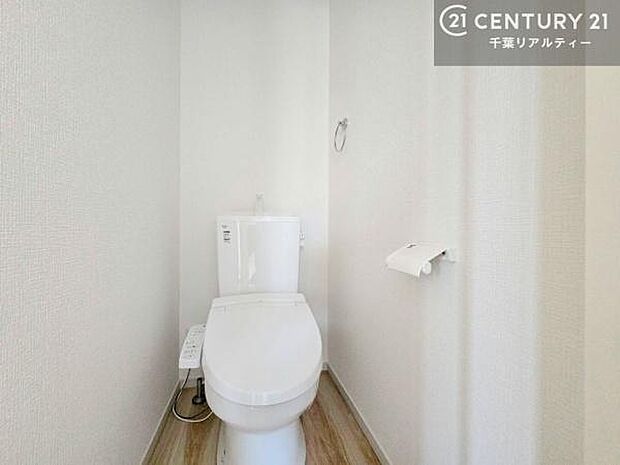 2か所にトイレがございます!朝の忙しい時間帯も待たずにすみそうですね。清潔感のあるトイレでお手入れがしやすいです!