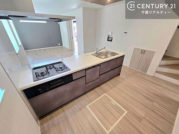 大人気の対面式システムキッチンを採用しています!ご家族のコミュニケーションが自然と増える設計です。お子様にも目が届くので嬉しいですね!広々使えて快適で作業が進みます。
