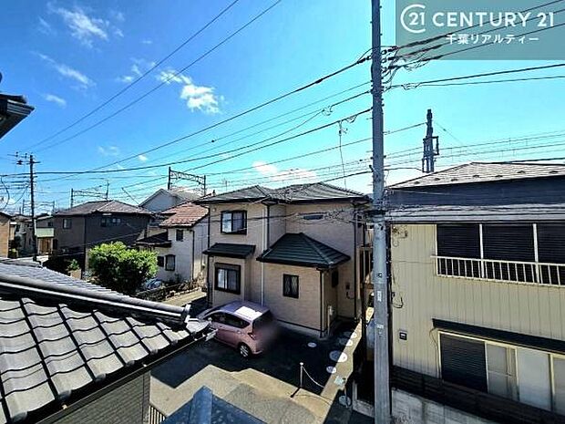 落ち着きある住宅街です!周囲には高い建物がなく、空が広く開放感があり、陽当たりを大きく遮られることもありません!気持ちの良い風が通り抜ける街並みです!