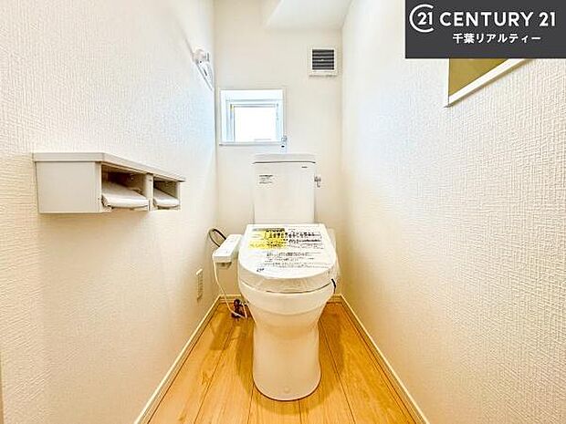 清潔感のある色味のお手洗いです!さわやかでスッキリする空間です!白を基調としているので、お手入れがしやすいトイレです!