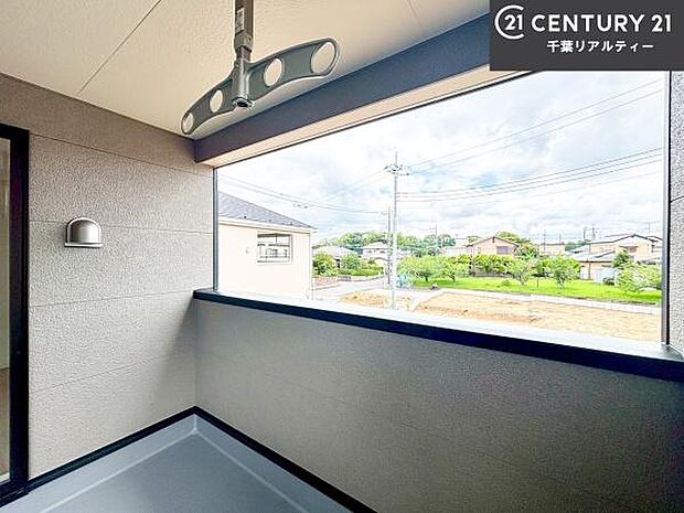 落ち着きある住宅街です!周囲には高い建物がなく、空が広く開放感があり、陽当たりを大きく遮られることもありません!気持ちの良い風が通り抜ける街並みです!