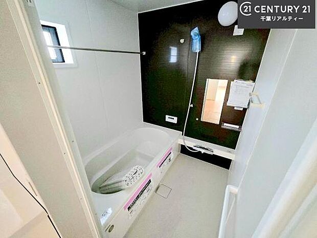 浴室に窓が付いているので、換気ができますね!自然乾燥でカビや水垢対策で光熱費削減!お手入れ楽々!足が伸ばせる浴槽は1日の疲れが取れる癒しの空間!