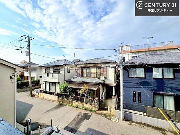 落ち着きある住宅街です!周囲には高い建物がなく、空が広く開放感があり、陽当たりを大きく遮られることもありません!気持ちの良い風が通り抜ける街並みです!